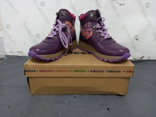 BOXED PAIR OF ADESSO ANKLE BOOTS IN PURPLE SIZE/MULTI SIZE 6