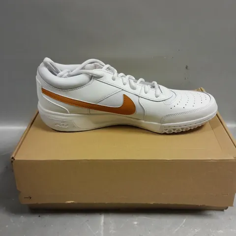 BOXED PAIR OF NIKE COURT LITE TRAINERS IN WHITE - 10