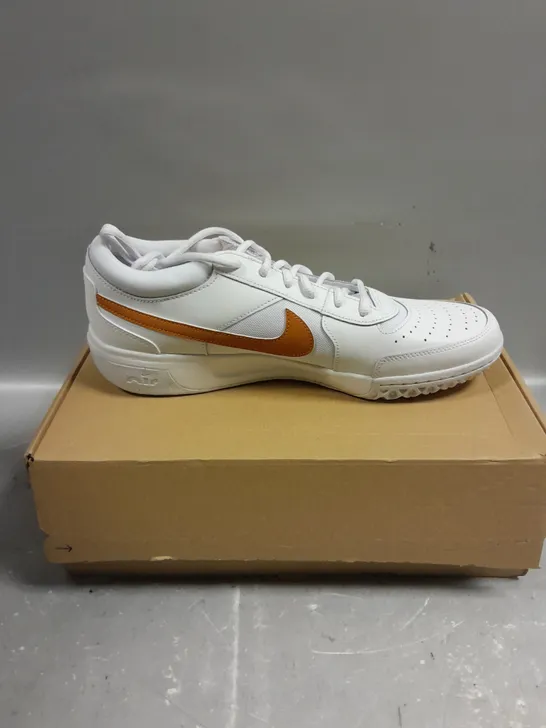 BOXED PAIR OF NIKE COURT LITE TRAINERS IN WHITE - 10