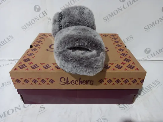 BOXED PAIR OF SKECHERS OPEN TOE SLIPPER SANDALS IN GREY SIZE 6