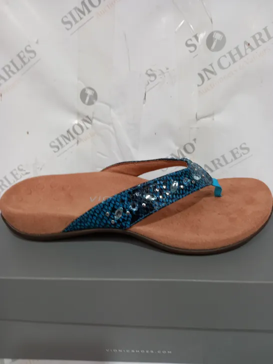 BOXED PAIR OF LUCIA SANDALS IN BLUE SIZE 7