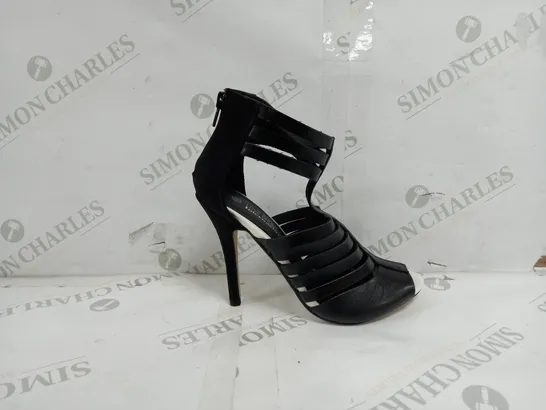 APPROXIMATELY 12 PAIRS OF LOVE SHOES BY INTERNACIONALE SAFFI BLOCK HEELED GLADIATOR SANDALS IN BLACK SIZE 4