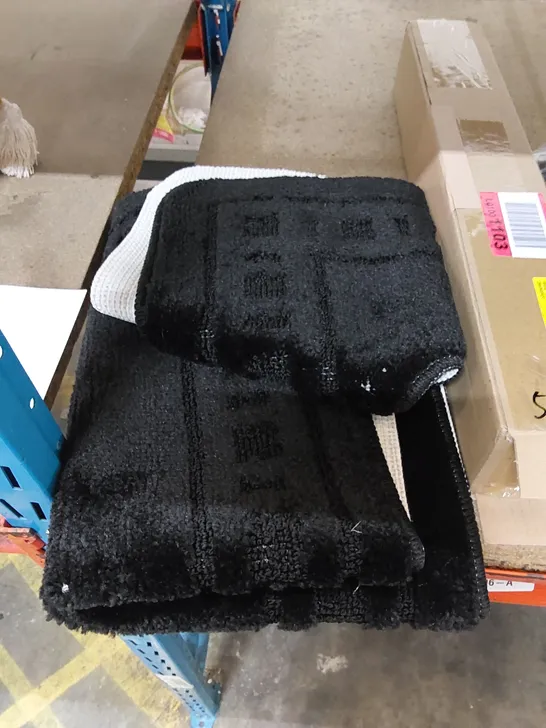 SET OF 2 BATHROOM MATS IN BLACK 