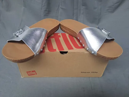 BOXED PAIR OF FITFLOP IQUSHION ADJUSTABLE BUCKLE SLIDERS IN METALLIC SILVER UK SIZE 5