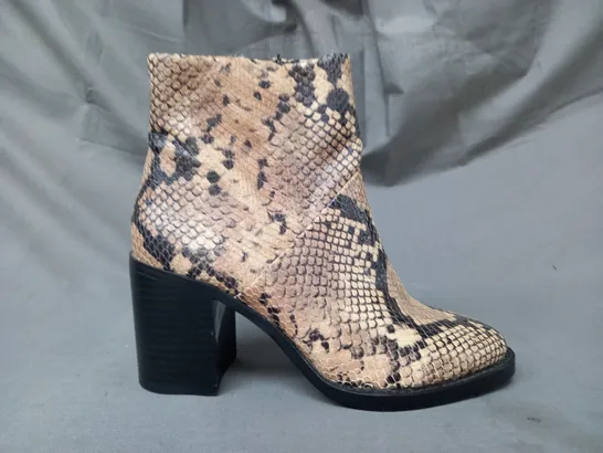 BOXED PAIR OF TENLEY BLOCK HEEL LEATHER ANKLE BOOTS IN BEIGE SNAKE EU SIZE 36