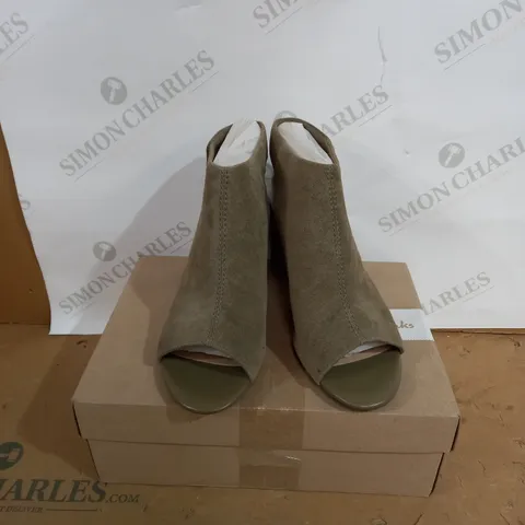 CLARKS DEVA BELL SANDAL OLIVE SUEDE SIZE 5