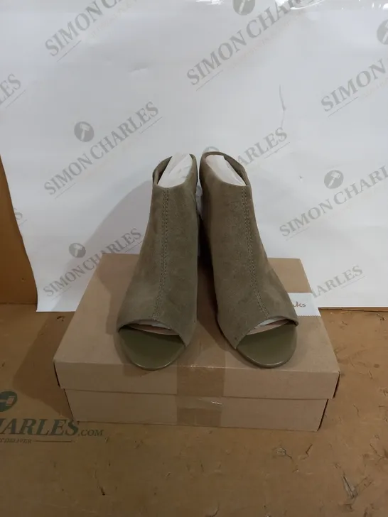 CLARKS DEVA BELL SANDAL OLIVE SUEDE SIZE 5