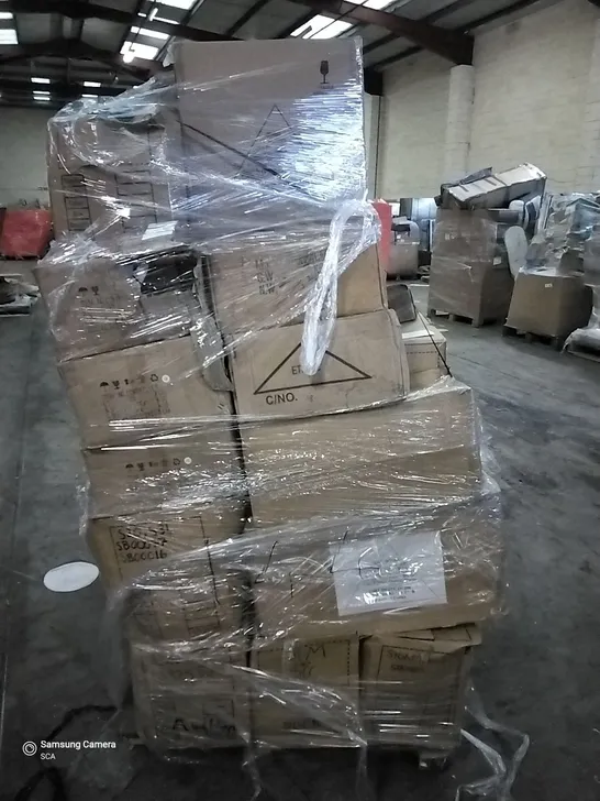 PALLET OF ASSORTED ITEMS INCLUDING 5W SPARE HALOGEN BULB, 20W LARGE HALOGEN BULB, SPARE BULBS FOR STATIC LIGHTS, SPARE BULBS FOR WONDER LAND LIGHT SET