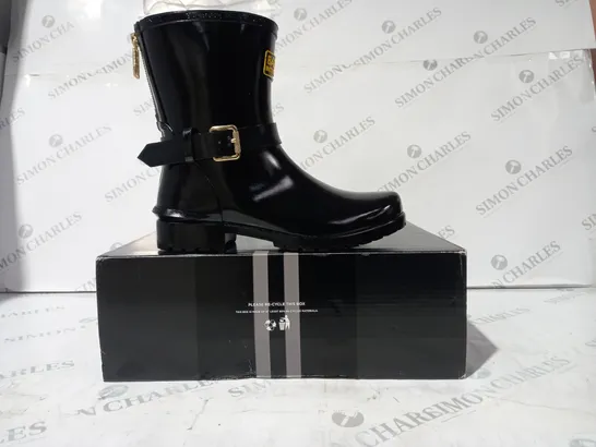 BOXED PAIR OF BARBOUR B.INT MUGELLO BOOTS IN BLACK UK SIZE 4