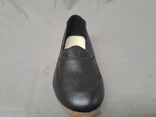 BOXED PAIR OF DESIGNER SLIP-ON SHOES IN BLACK EU SIZE 40