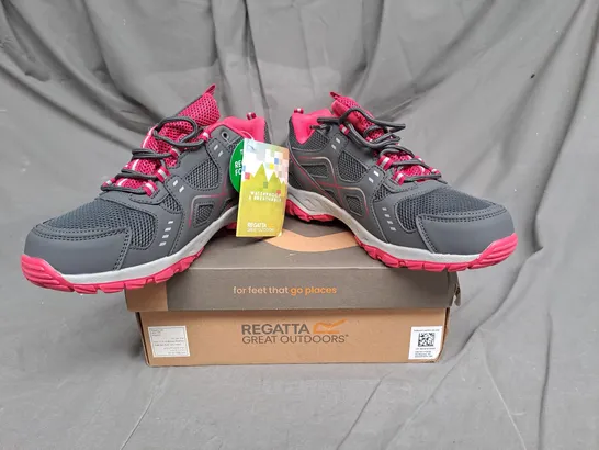 BOKED PAIR OF REGATTA GREAT OUTDOORS VENDEVOUR JUNIOR SHOE IN GRANITE/PINK POTION SIZE 6 KIDS