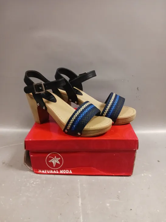 BOXED PAIR OF NATURAL MODA BLOCK HEEL OPEN TOE SHOES - SIZE 4