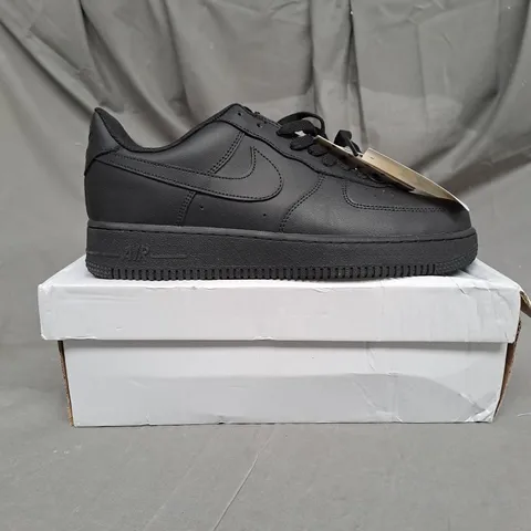 BOXED PAIR OF NIKE AIR FORCE 1 TRAINERS IN BLACK SIZE 9