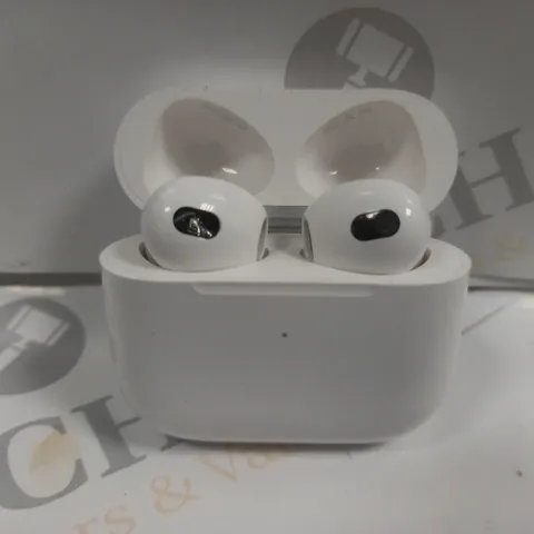 PORTABLE TRUE WIRELESS EARBUDS IN WHITE