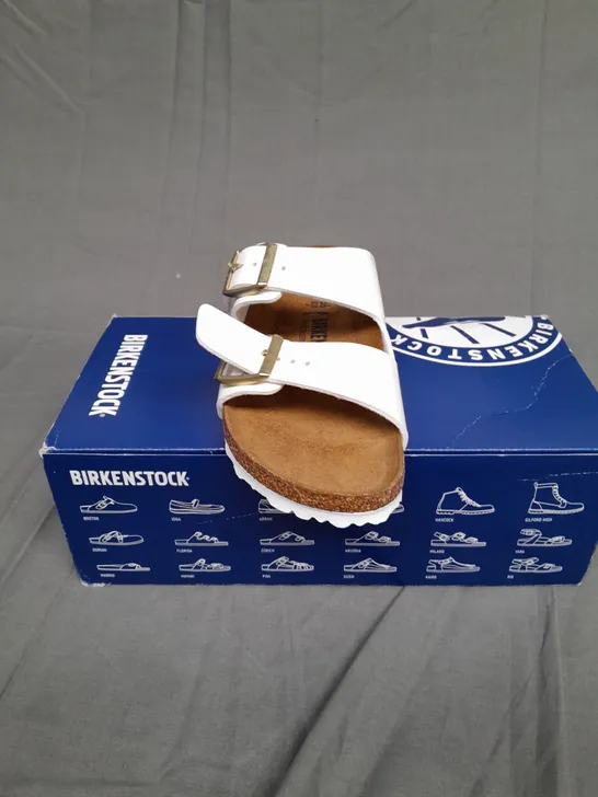 BOXED PAIR OF BIRKENSTOCK ARIZONA BS PATENT WHITE SIZE 3.5