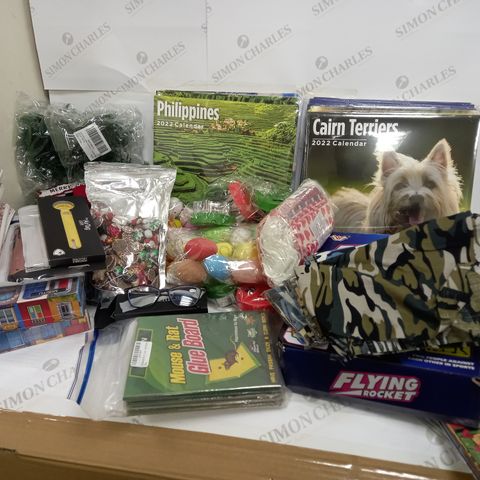 BOX OF ASSORTED ITEMS TO INCLUDE APPROX. 30X 2022 WALL CALENDARS, 8X 2022 ACADEMIC PLANNERS, CHRISTMAS AND EASTER DECORATIONS, PHONE CASES, 2X 1000 PIECE JIGSAW PUZZLES, 3 PACKS OF CAMOUFLAGE HANDKERC