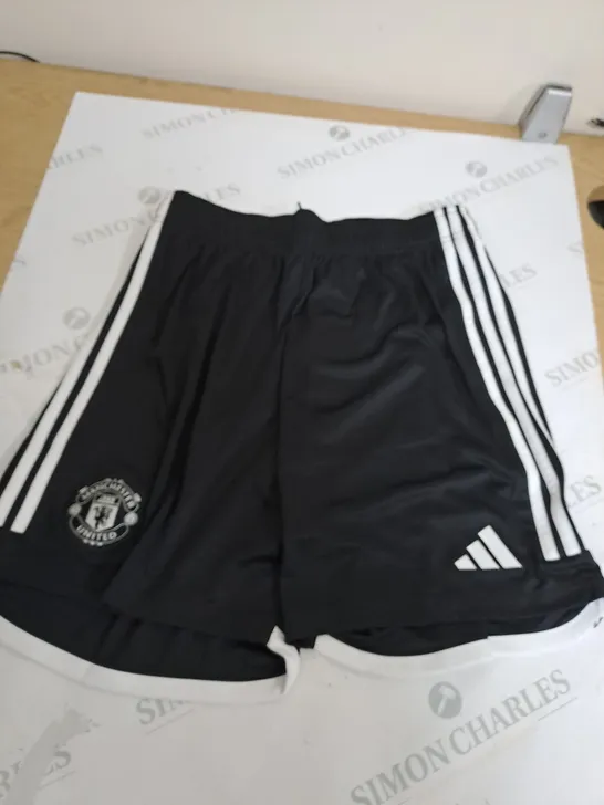 MAN UTD BLACK FOOTBALL SHORTS SIZE M