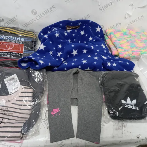 LOT OF CHILDRENS CLOTHES APPROXIMATELY 30 TO INCLUDE COATS, SHIRTS, T-SHIRTS, SHOULDER BAG ETC