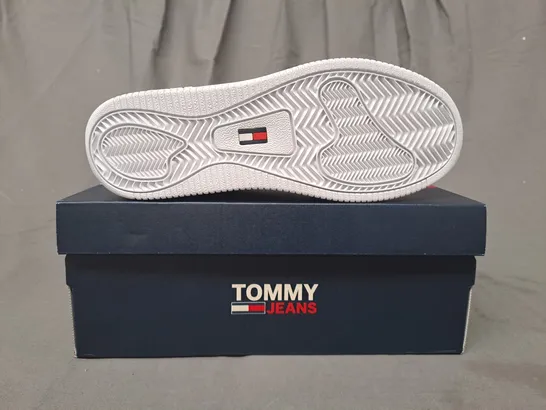 BOXED PAIR OF TOMMY JEANS RETRO BASKET SHOES IN WHITE UK SIZE 4