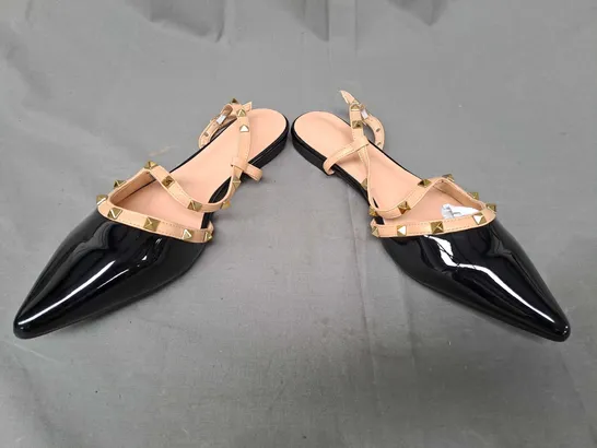 BOXED PAIR OF DESIGNER POINTED TOE FLAT STRAPPY SHOES IN GLOSSY BLACK W. GOLD EFFECT STUDS EU SIZE 43