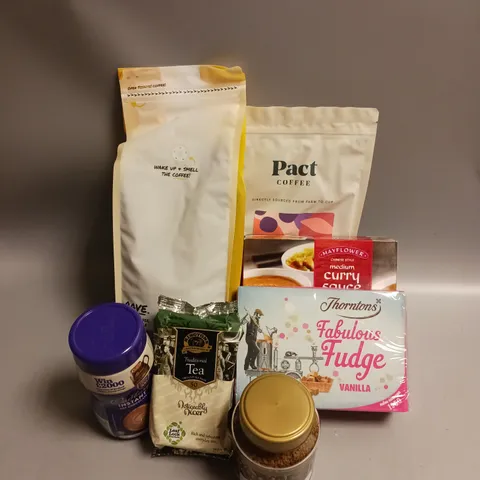 BOX OF APPROX 10 ASSORTED FOOD ITEMS TO INCLUDE - RAVE COFFEE BEANS - THORNTONS VANILLA FUDGE - MAYFLOWER CURRY SAUCE MIX ETC