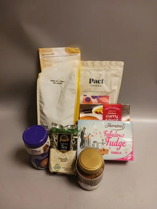 BOX OF APPROX 10 ASSORTED FOOD ITEMS TO INCLUDE - RAVE COFFEE BEANS - THORNTONS VANILLA FUDGE - MAYFLOWER CURRY SAUCE MIX ETC