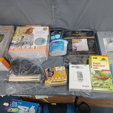 BOX OF APPROXIMATELY 15 ASSORTED HOUSEHOLD ITEMS TO INCLUDE DIVCHI KIDDY LUNHC BOX, COVERTIBLE BABY CARRIER, AND SOLAR FLAME TORCH LIGHTS ETC. 