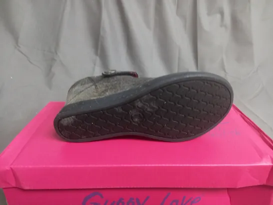 BOX OF APPROXIMATELY 7 BLACK  GUPPY LOVE BY BLOWFISH SHOES IN VARIOUS SIZES 