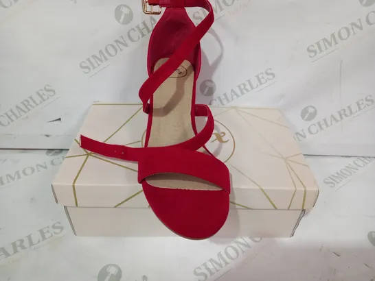 BOXED PAIR OF ESSEX GLAM OPEN TOE VELVET BLOCK HEEL SANDALS IN RED UK SIZE 6