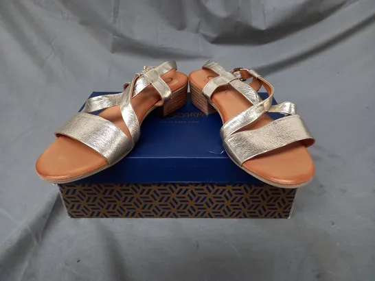 BOXED PAIR OF CARL SCARPA TIANEY SANDALS IN GOLD SIZE 6