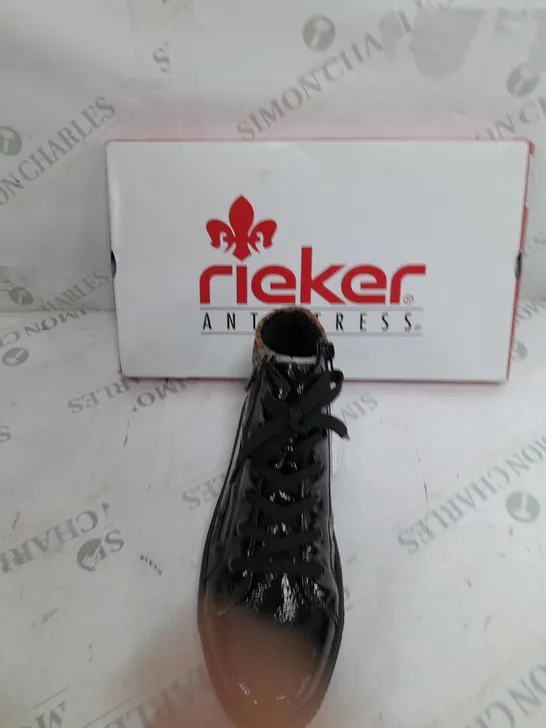 BOXED PAIR OF RIEKER HIGH TOP TRAINERS IN BLACK SIZE 6