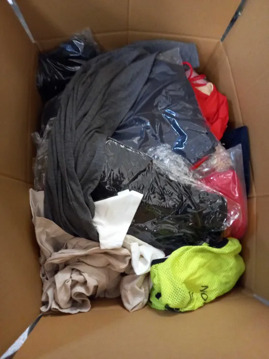 BOX OF APPROX 35 ASSORTED CLOTHING ITEMS TO INCLUDE - DRESSES, T-SHIRTS AND TROUSERS