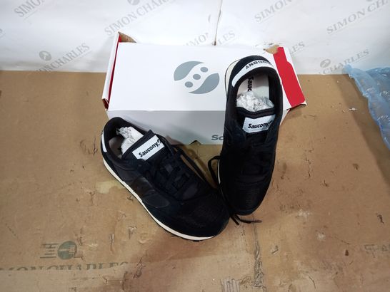 BOXED PAIR OF SAUCONT BLACK TRAINERS SIZE 7