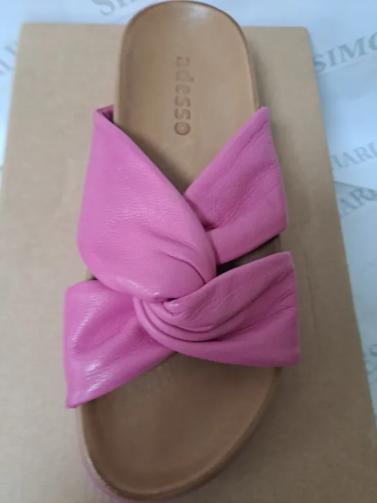 BOXED ADESSO SANDLES IN PINK SIZE 6