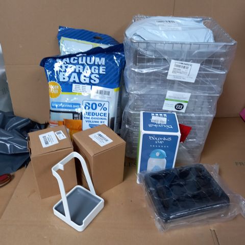 MISCELLANEOUS SELECTION OF HOMEWARE ITEMS INCL. SET OF 4 WIRE BASKETS, 2 VACUUM STORAGE BAGS, 3 X PROPOGATOR TRAYS ETC.