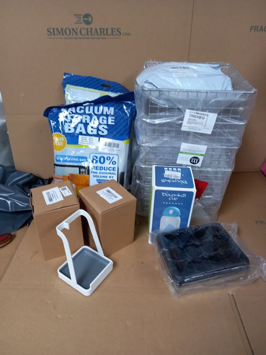 MISCELLANEOUS SELECTION OF HOMEWARE ITEMS INCL. SET OF 4 WIRE BASKETS, 2 VACUUM STORAGE BAGS, 3 X PROPOGATOR TRAYS ETC.