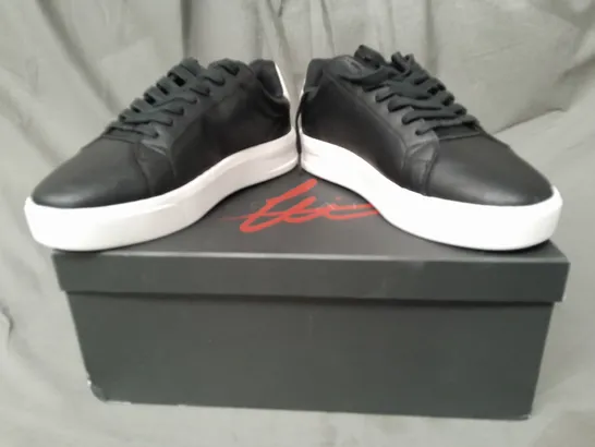 BOXED PAIR OF LOYALTY FIRENZE SNEAKERS IN BLACK/WHITE UK SIZE 9