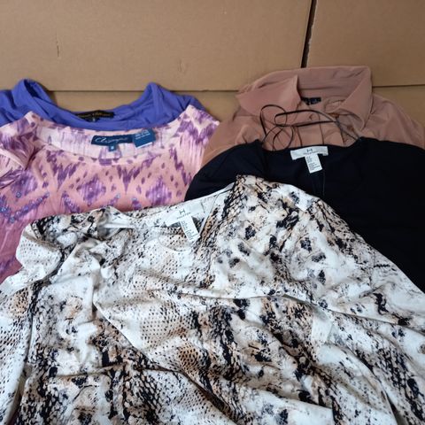 LOT OF 5 ITEMS INCLUDING TOPS, TUNICS, SHIRT (SIZE S)