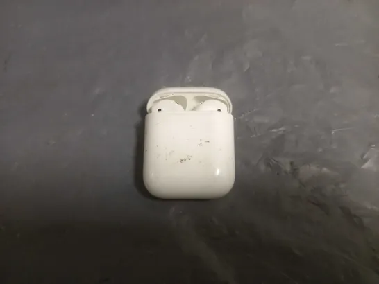 APPLE AIR PODS FIRST GEN IN WHITE 