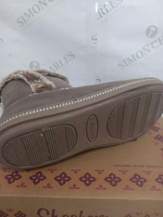 BOXED PAIR OF SKECHERS COZY SLIPPER BOOTS IN TAUPE SIZE 3.5