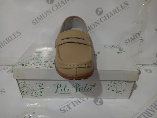 BOXED PAIR OF PILI PALA LEATHER LOAFERS IN SAND COLOUR UK SIZE 5