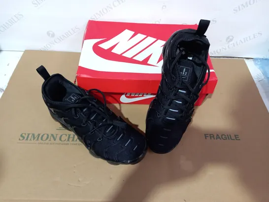BOXED PAIR OF NIKE BLACK TRAINERS SIZE 8