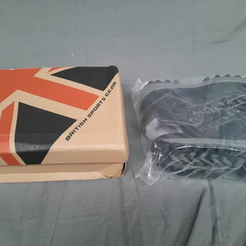 BOXED AND BAGGED PAIR OF BRITISH SPORTS GEAR BLACK HIGH TOP BOOTS SIZE 44