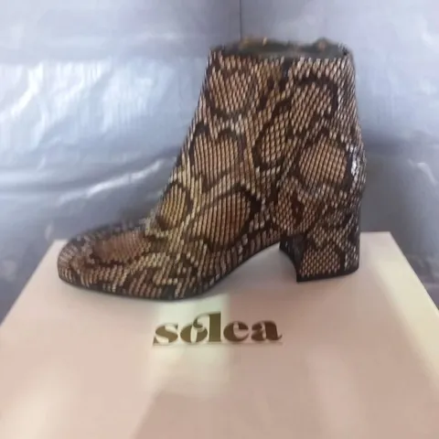 BOXED SOLEA MAC BEIGE COMB SYTHETIC ANKLE BOOTS SIZE 4