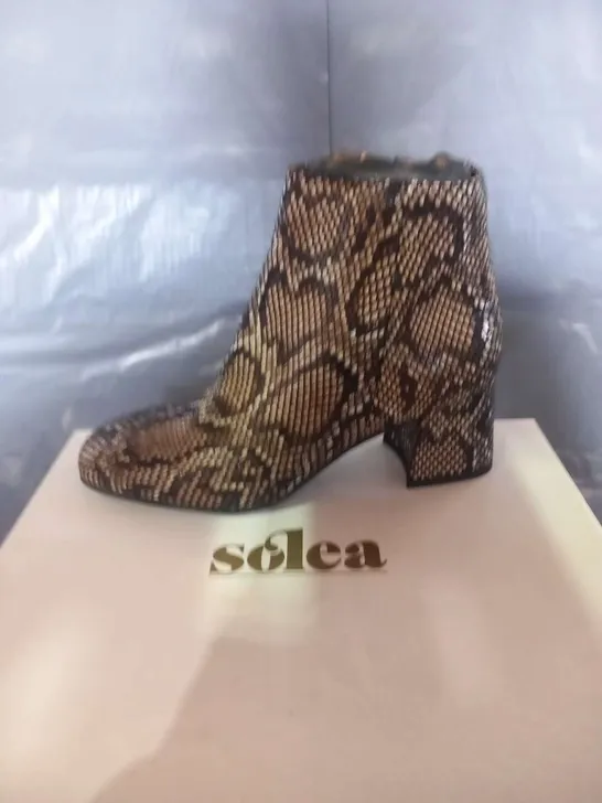 BOXED SOLEA MAC BEIGE COMB SYTHETIC ANKLE BOOTS SIZE 4