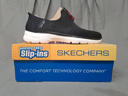 BOXED PAIR OF SKECHERS GO-WALK SHOES IN BLACK UK SIZE 6.5