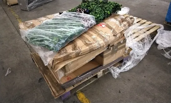 PALLET OF ASSORTED ITEMS TO INCLUDE CHANDELIER, MIRROR AND HOLLY CHRISTMAS DECORATIONS 