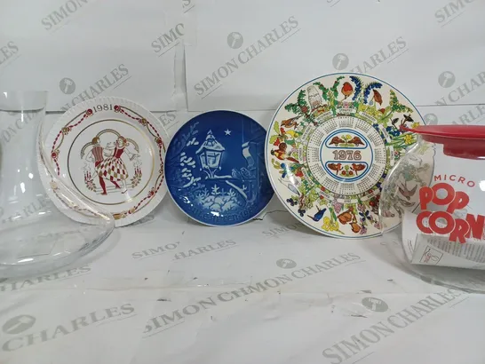 SET OF 5 ASSORTED ITEMS TO INCLUDE - 1976 CALANDER PLATE - MICRO POP CORN - THIN GLASS VASE ETC - COLLECTION ONLY