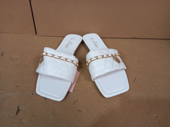 BOXED PAIR OF JOMIX FAUX LEATHER WOMENS SANDALS IN WHITE WITH GOLD EFFECT CHAIN EU SIZE 37