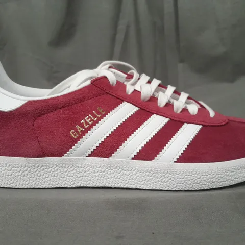 BOXED PAIR OF ADIDAS GAZELLE SHOES IN BURGUNDY UK SIZE 6